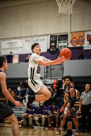 Boys Basketball Advances in Playoffs